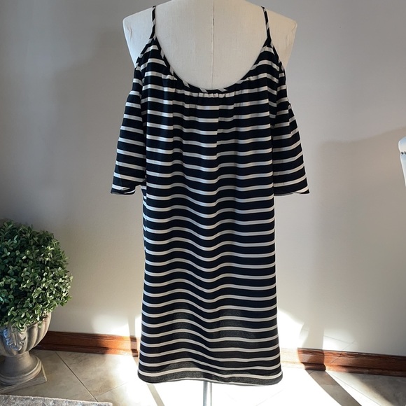 FRENCH CONNECTION Women’s cold shoulder drop sleeve dress. Size L stripes bk/wt - Picture 2 of 7